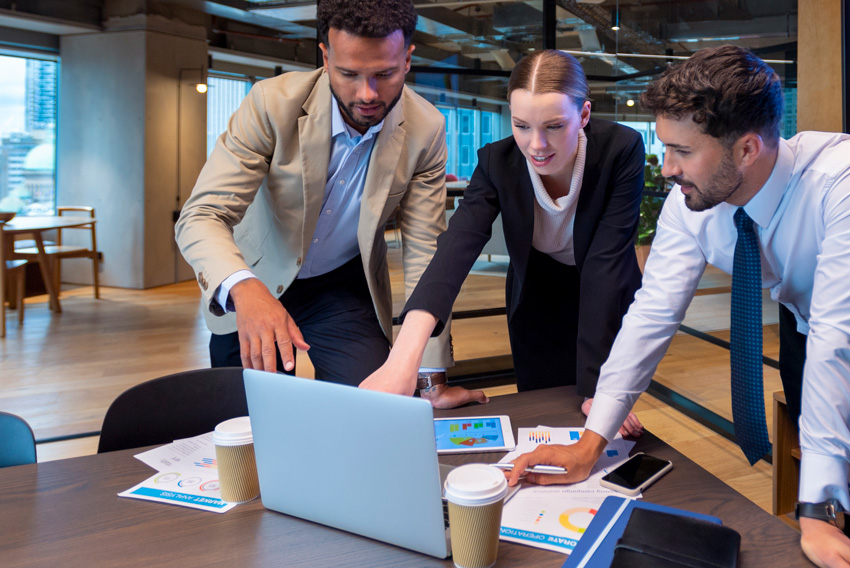 Professionele dashboard met blauwe grafieken, calculators en euro-symbolen voor recruitment data-analyse